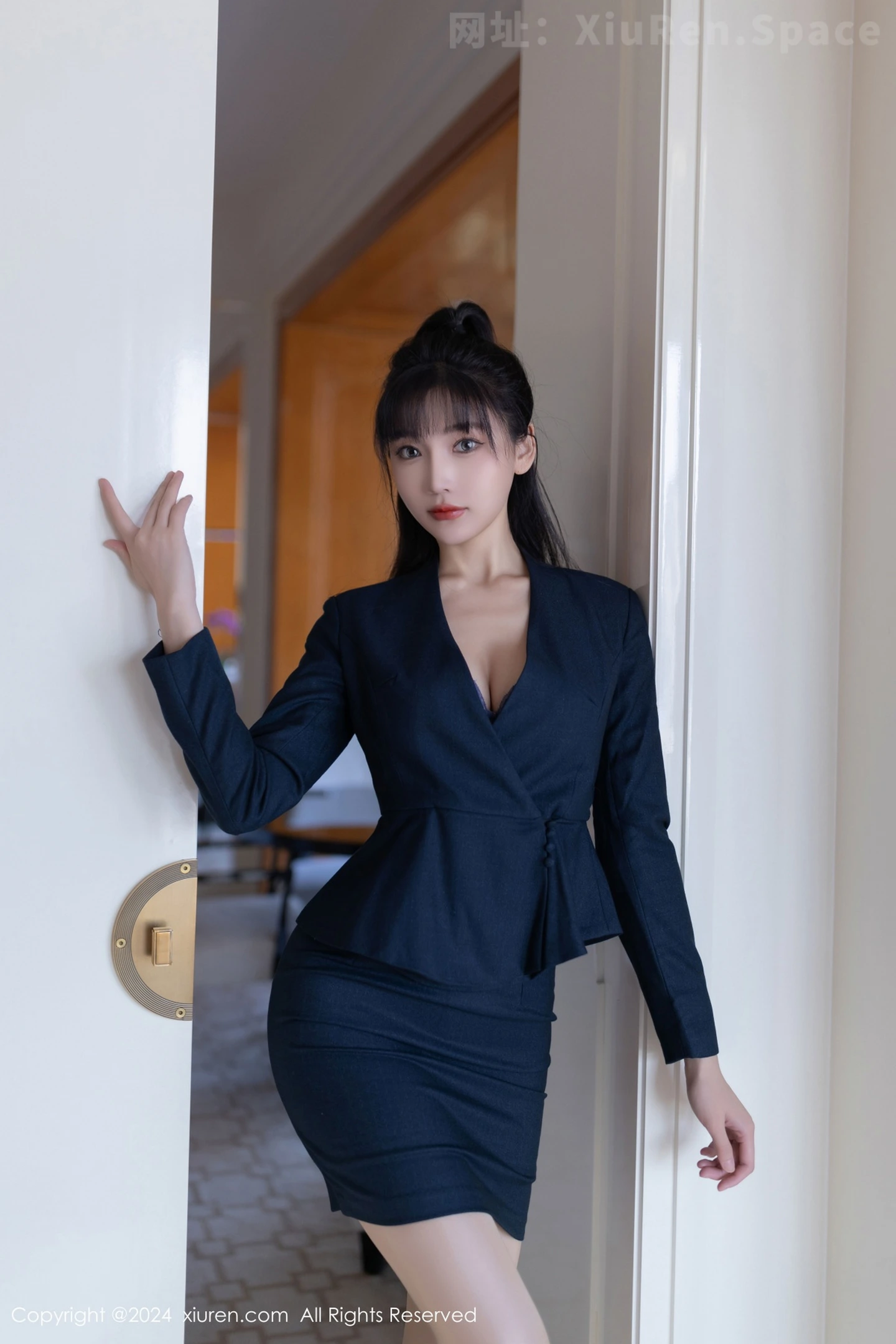 图片[3]-[XiuRen秀人网] VOL.9263 模特陆萱萱性感黑色OL服饰露蓝色内衣配超薄肉丝秀美腿诱惑写真80P-秀人网官方网站